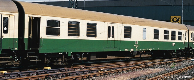 Passenger car type Halberstadt 2nd class with baggage compartment<br /><a href='images/pictures/Roco/Roco-74805.jpg' target='_blank'>Full size image</a>